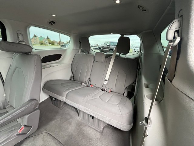 Used 2020 Chrysler Pacifica Touring w/ Advanced Safetytec Group image 32
