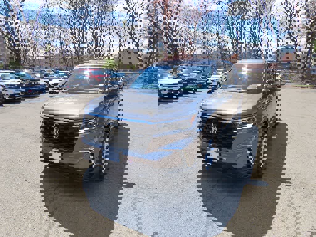 Used 2023 Honda Pilot LX image 1