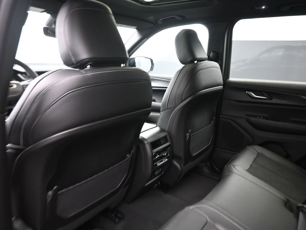 New 2025 Jeep Grand Cherokee Laredo image 12