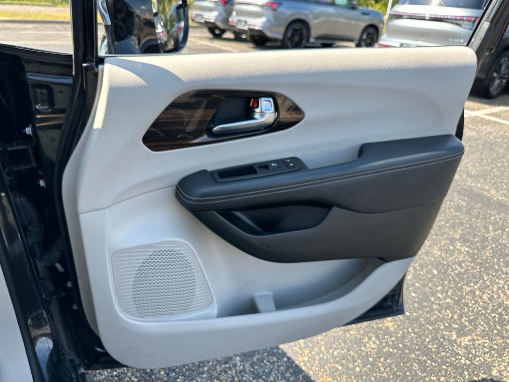 Used 2023 Chrysler Pacifica Limited FWD image 23