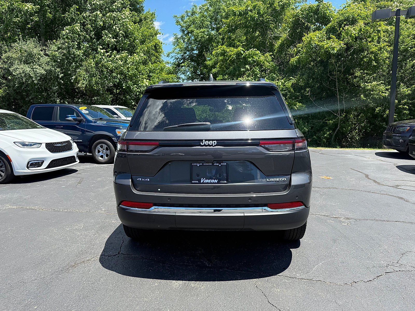 Certified 2025 Jeep Grand Cherokee Laredo w/ Luxury Tech Group I AWD/4WD image 5