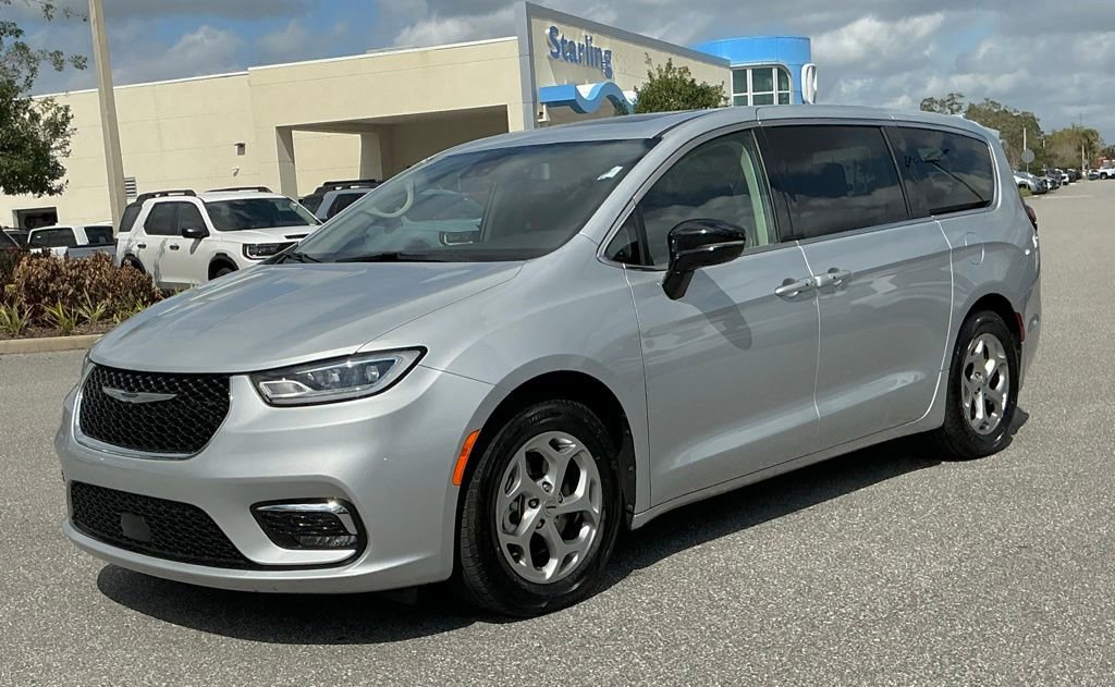 Used 2024 Chrysler Pacifica Limited image 1