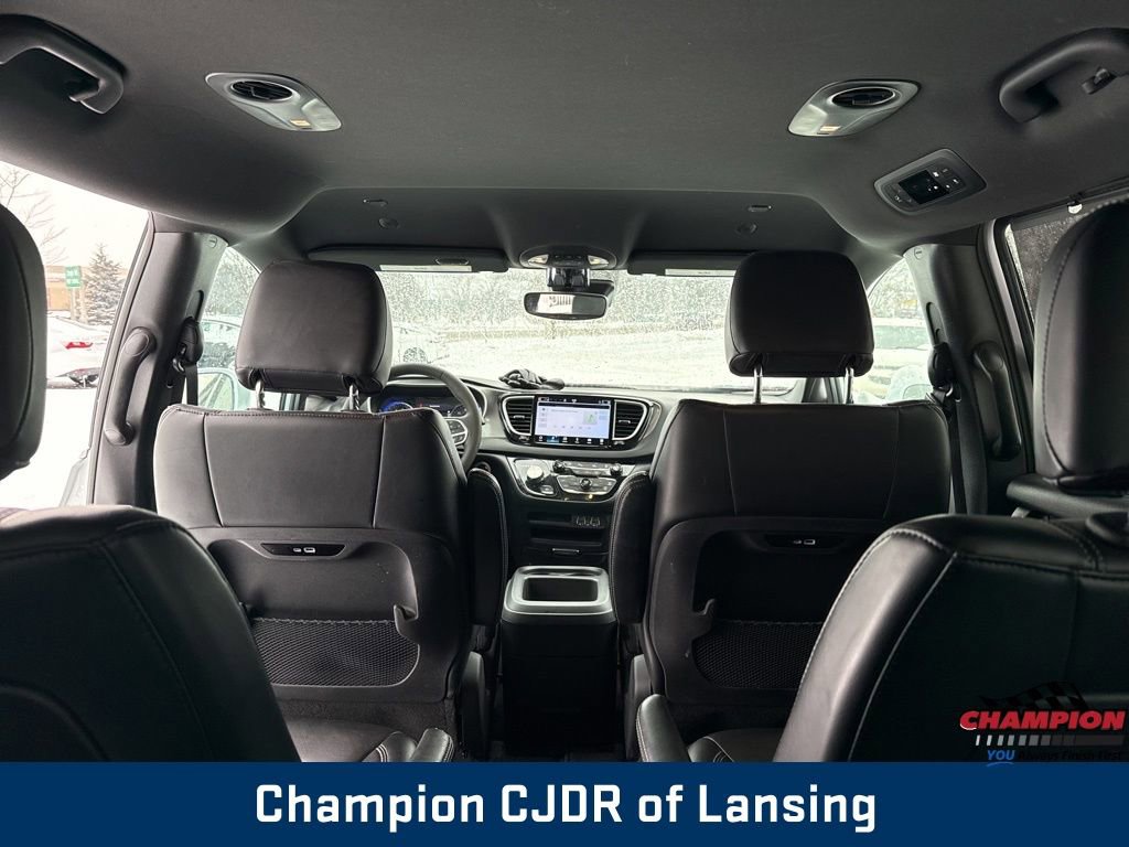 Used 2025 Chrysler Pacifica Select image 37