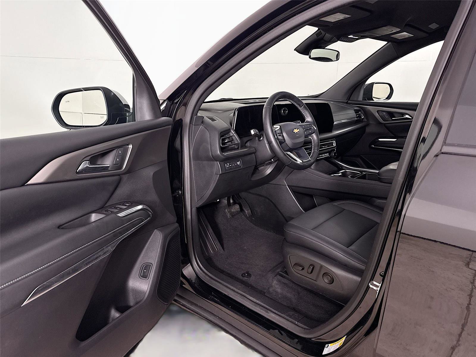 Used 2025 Chevrolet Traverse LT w/ Driver Confidence Package image 3