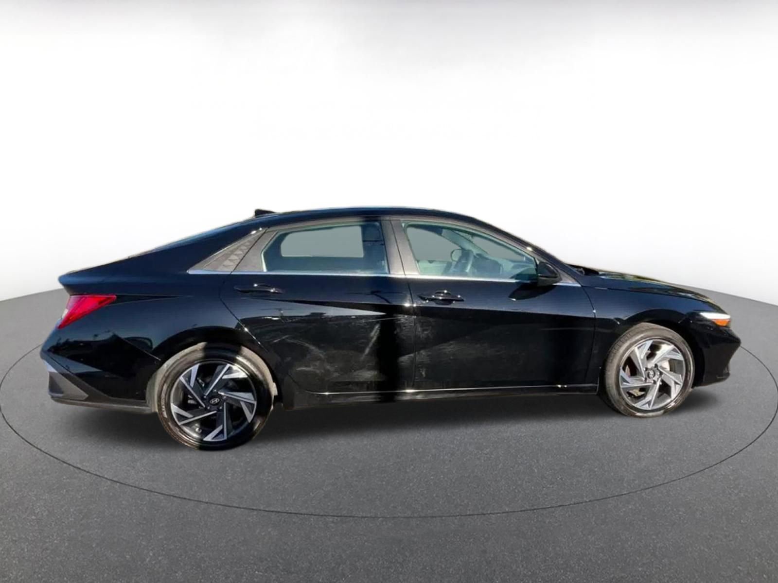 Used 2025 Hyundai Elantra SEL FWD image 14