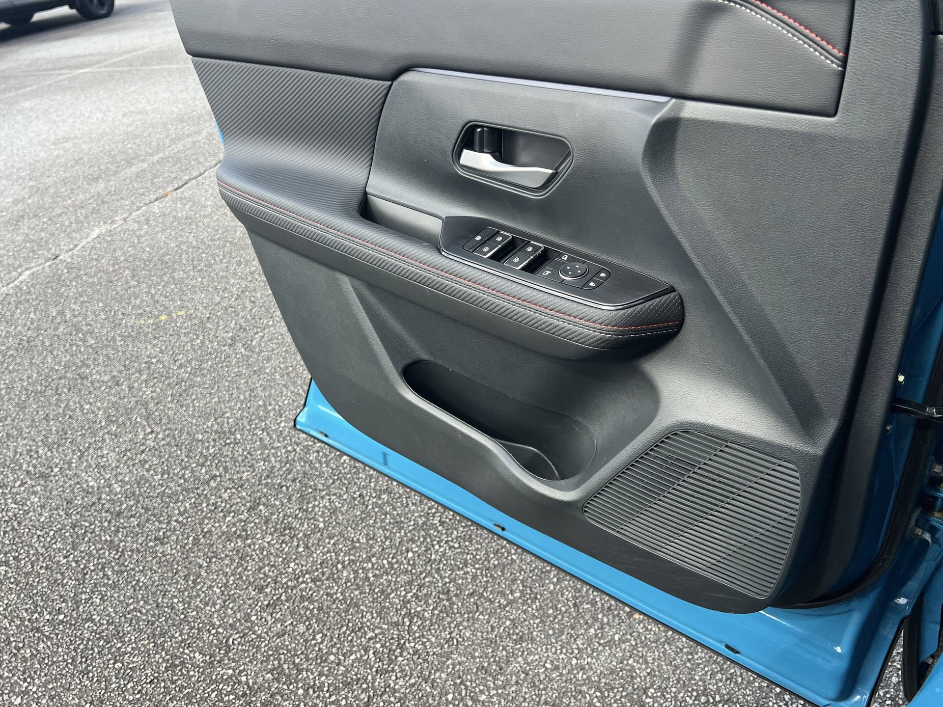 Certified 2025 Nissan Kicks SR FWD image 15