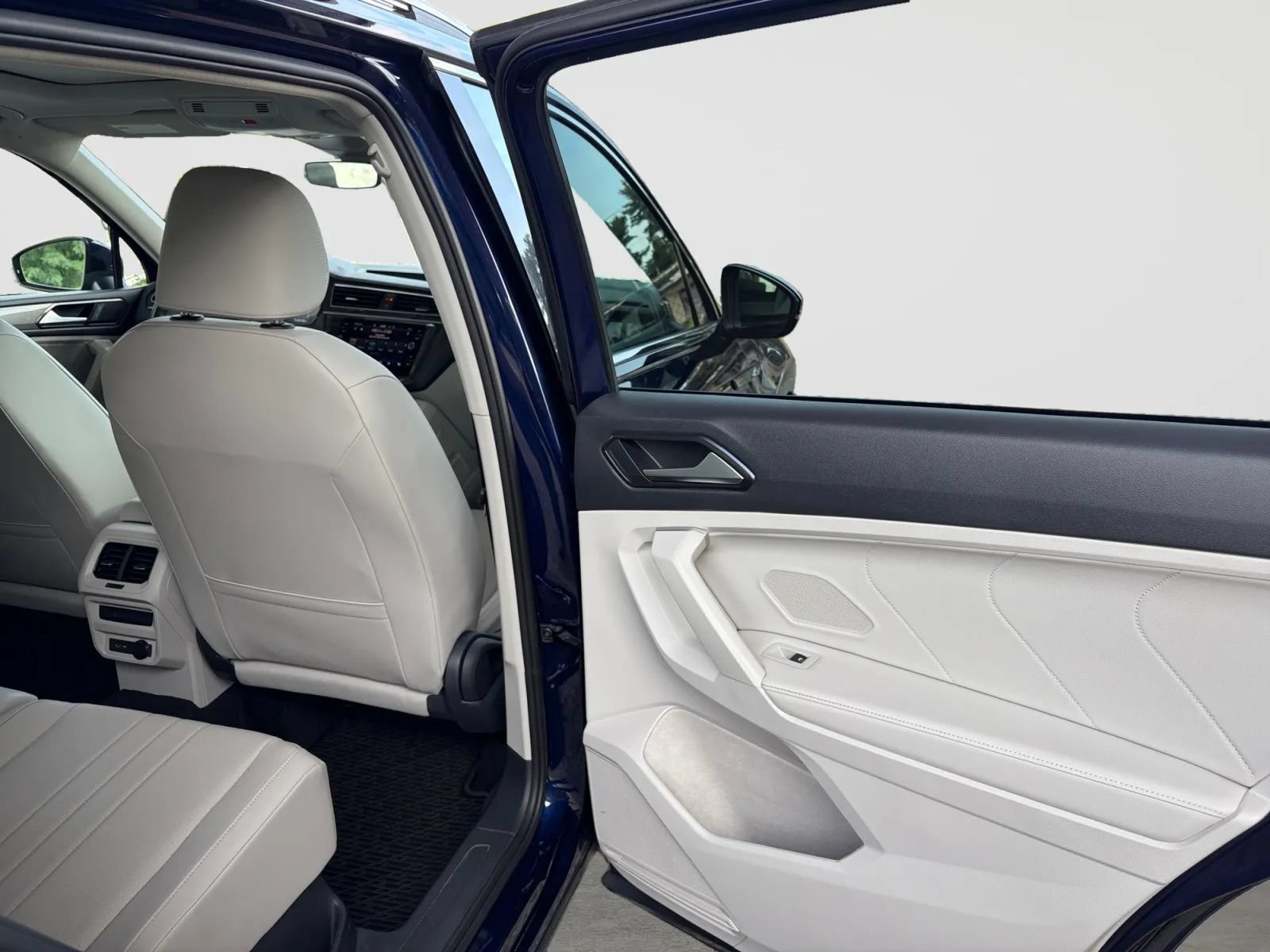 Used 2023 Volkswagen Tiguan SE w/ Panoramic Sunroof Package AWD/4WD image 17