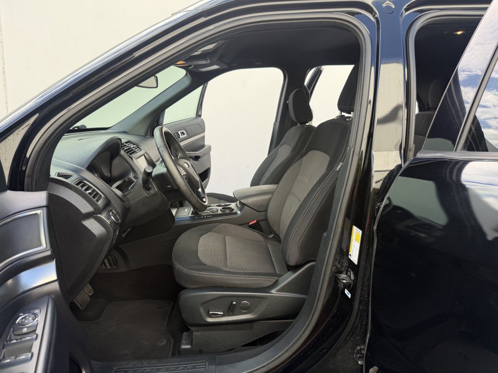 Used 2018 Ford Explorer XLT w/ Equipment Group 201A FWD image 11