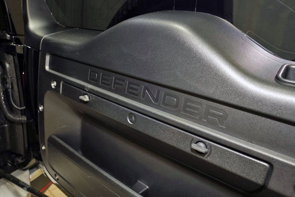 Used 2023 Land Rover Defender 130 SE image 7