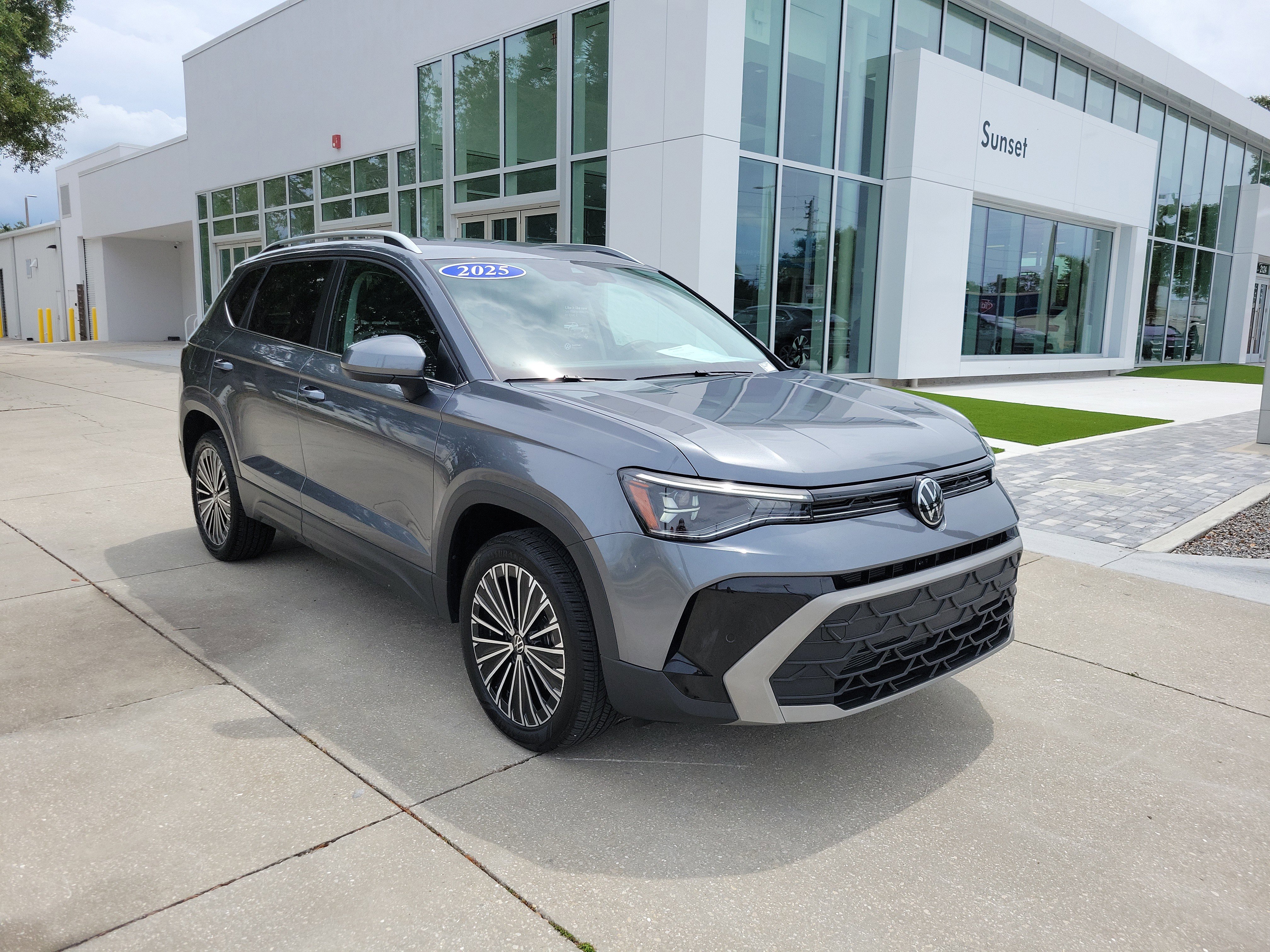 Used 2025 Volkswagen Taos SE FWD image 2