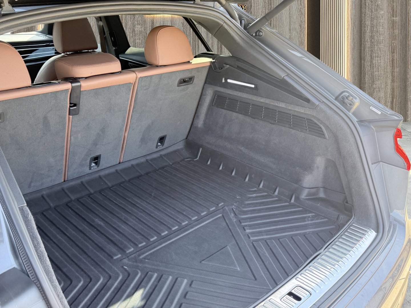 Used 2019 Audi Q8 Premium Plus w/ Premium Plus image 16