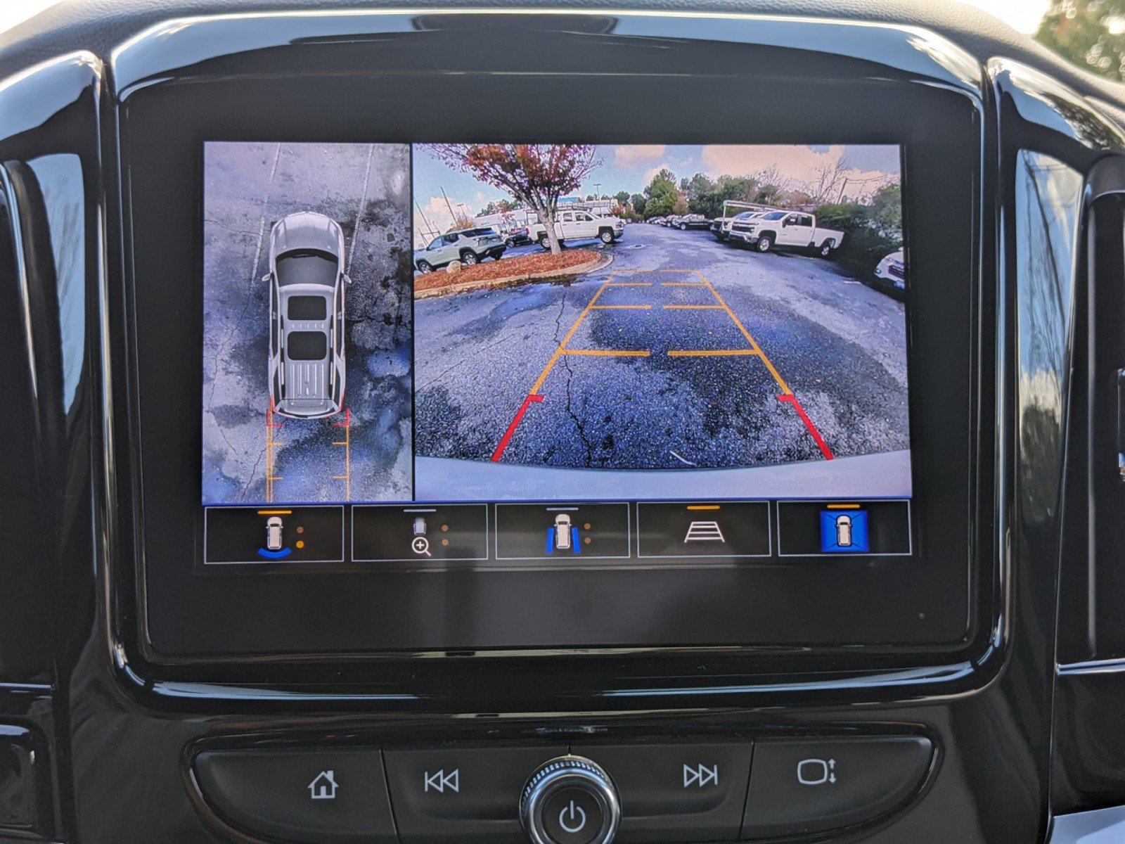 Used 2022 Chevrolet Traverse LT w/ LT Premium Package image 24