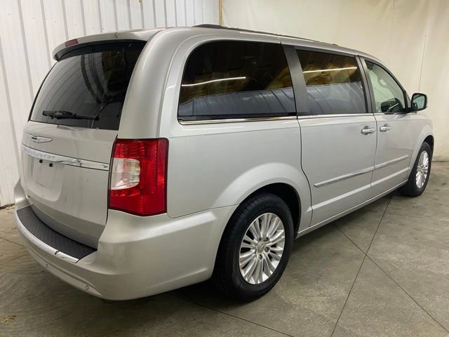 Used 2012 Chrysler Town & Country Touring-L w/ Premium Group FWD image 6
