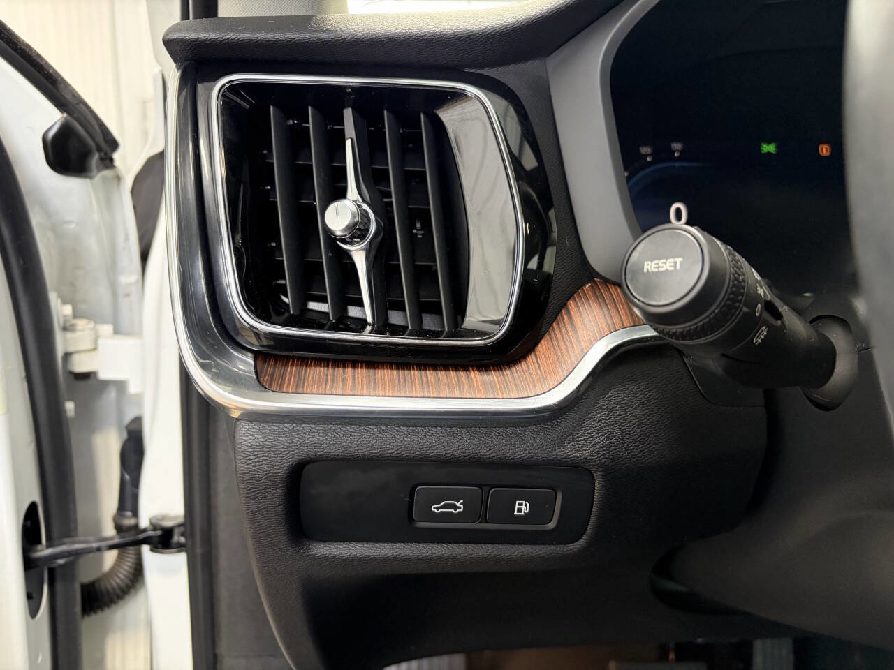 Used 2023 Volvo S60 T8 Plus image 16