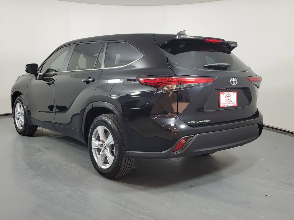 Used 2023 Toyota Highlander LE image 4