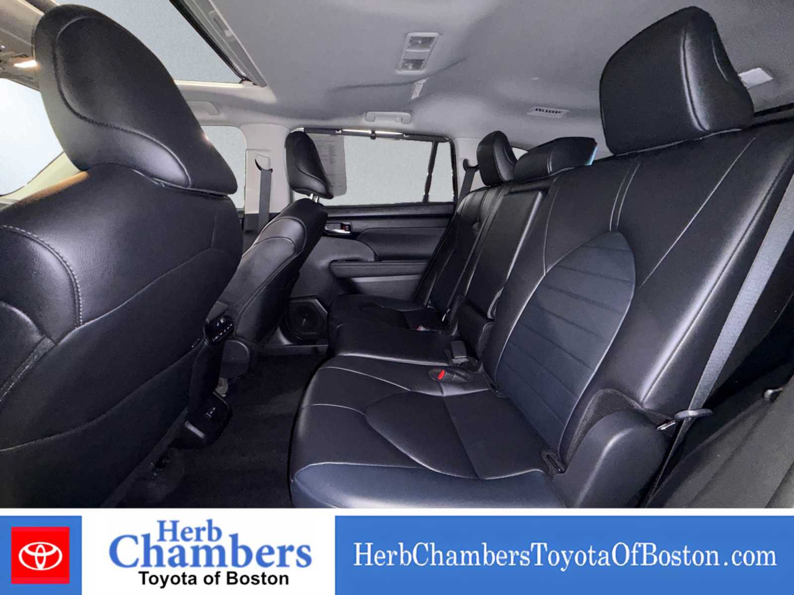 Used 2024 Toyota Highlander XLE AWD/4WD image 17