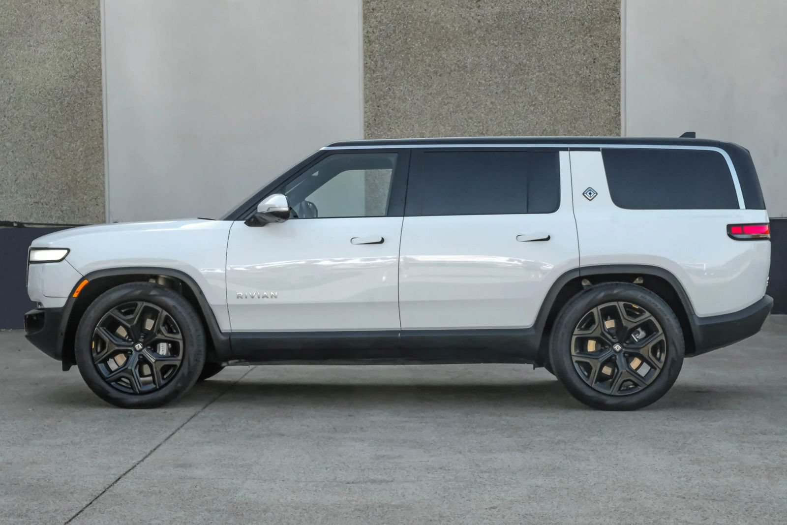 Used 2024 Rivian R1S Adventure AWD/4WD image 19