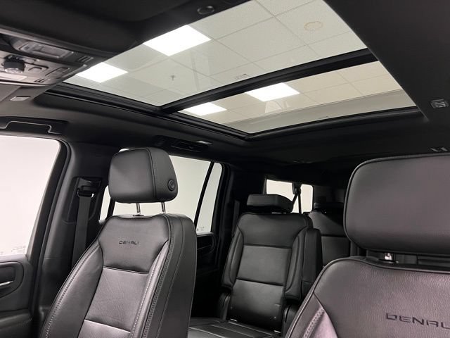 Used 2022 GMC Yukon XL Denali w/ Advanced Technology Package AWD/4WD image 39