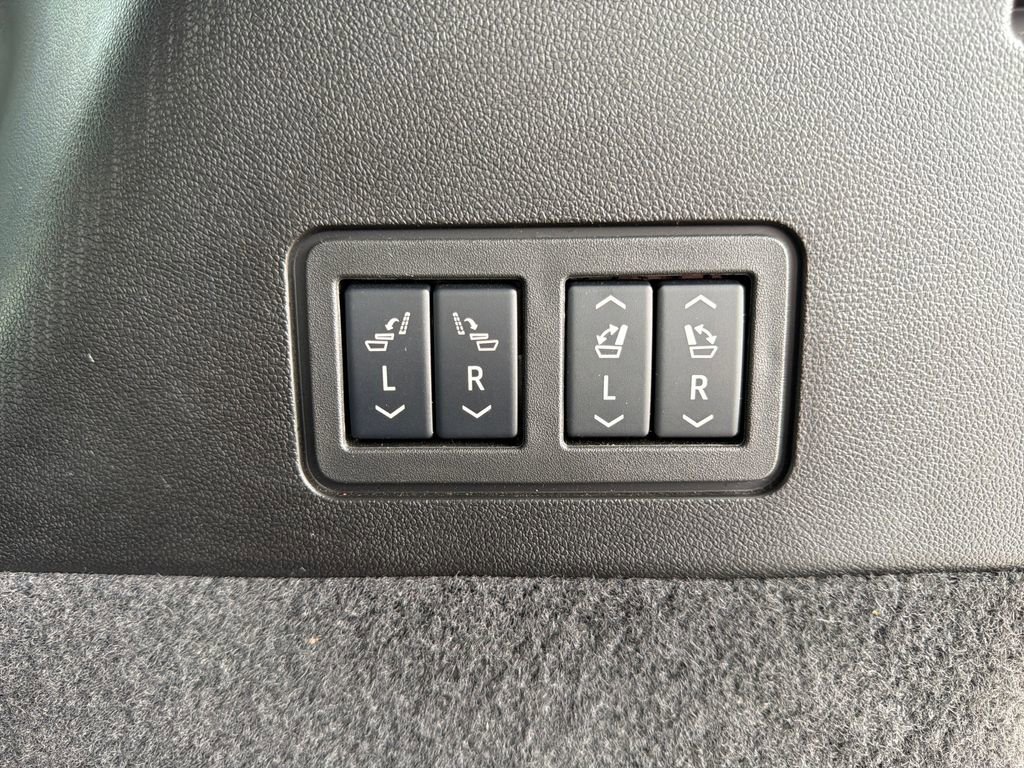 Used 2025 Cadillac XT6 Premium Luxury image 35