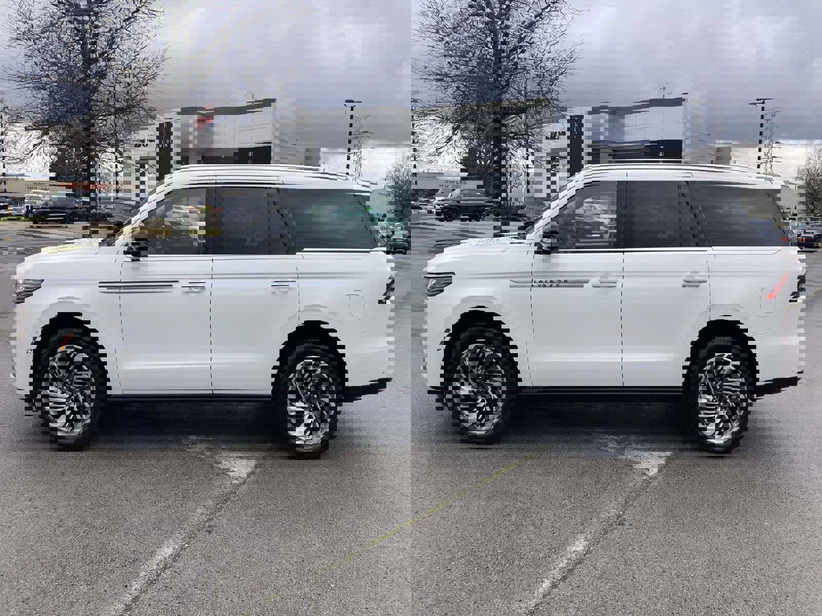 Used 2025 Lincoln Navigator Reserve image 8