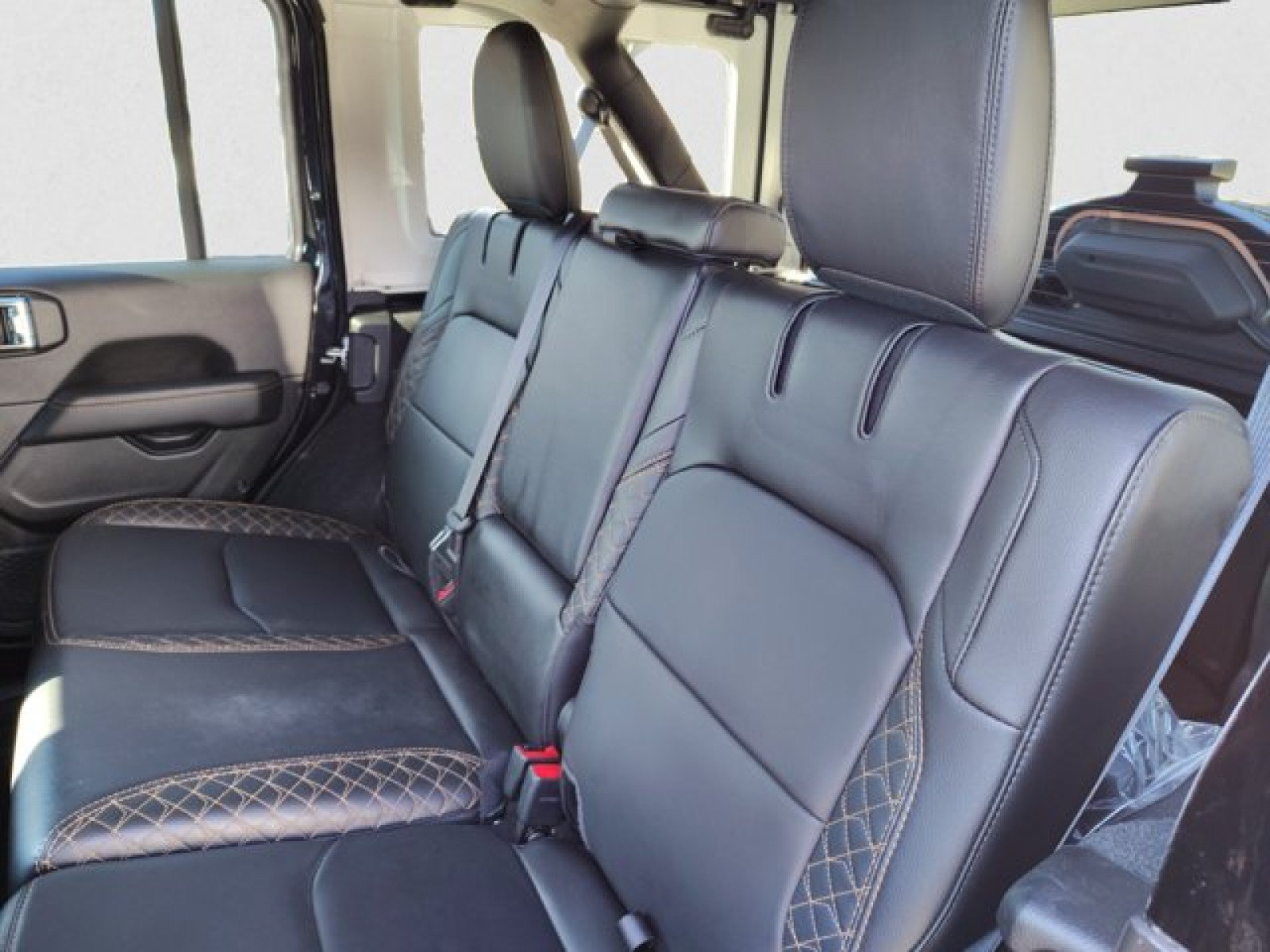 Used 2023 Jeep Wrangler Unlimited Sahara AWD/4WD image 18