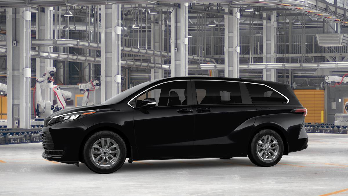 New 2026 Toyota Sienna LE FWD image 3