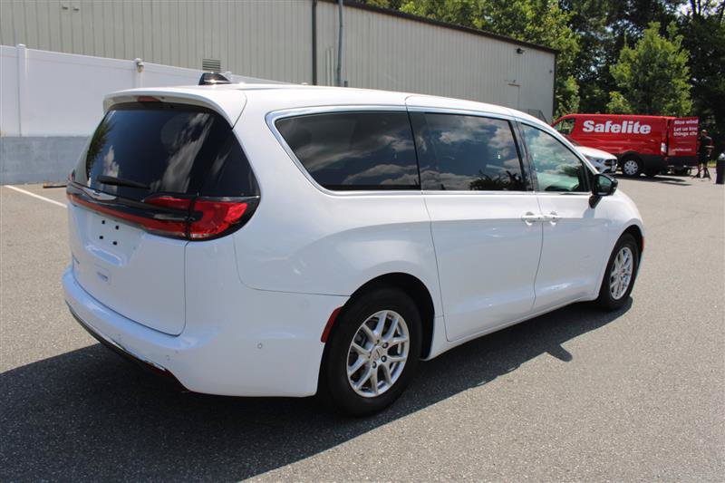 Used 2025 Chrysler Pacifica Select FWD image 8