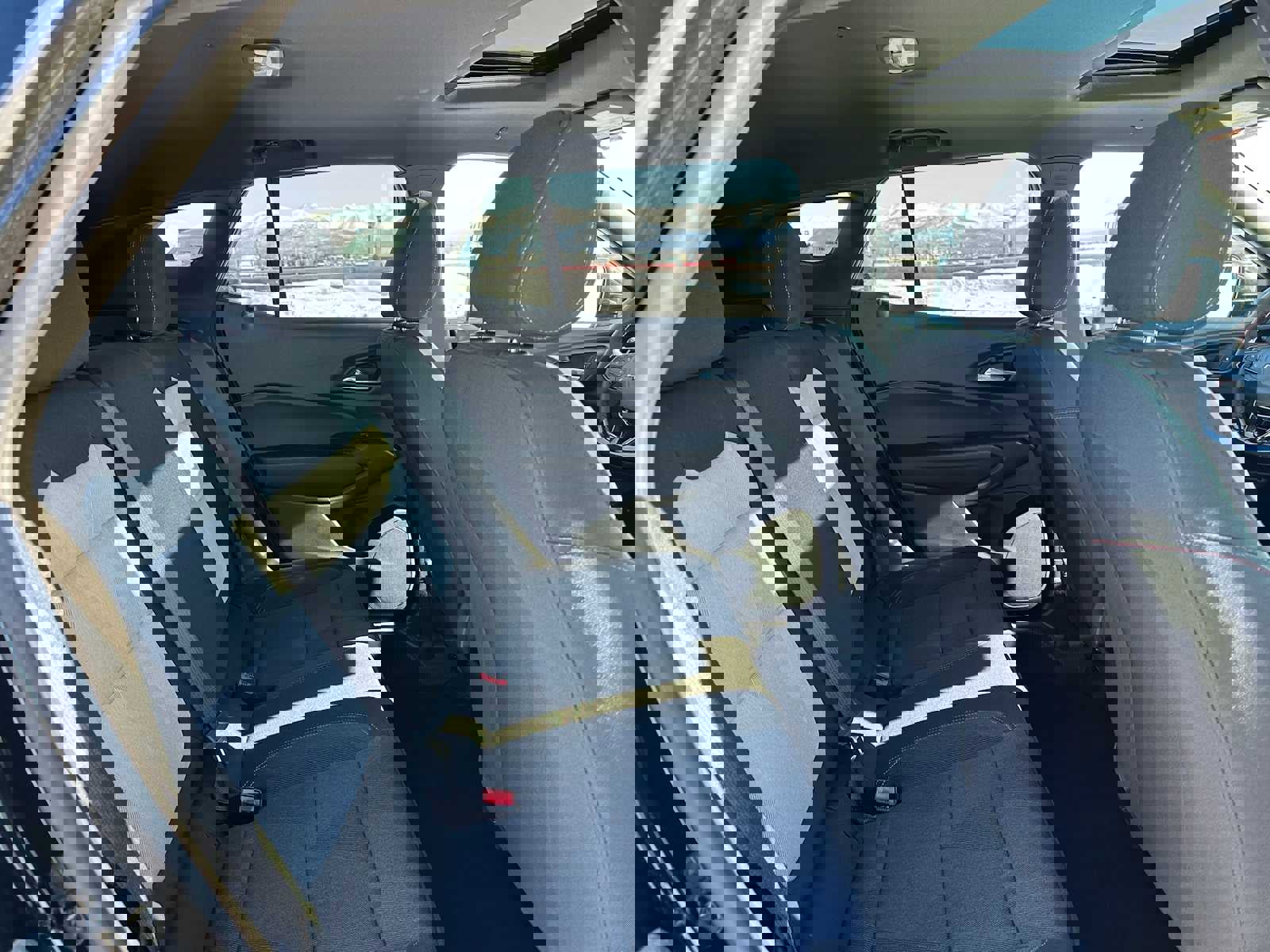 Used 2025 Chevrolet Trax RS w/ Sunroof Package image 12