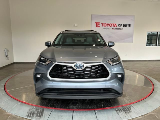 Used 2021 Toyota Highlander XLE AWD/4WD image 2
