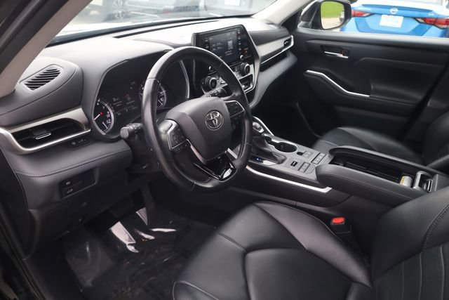 Used 2021 Toyota Highlander XLE AWD/4WD image 9