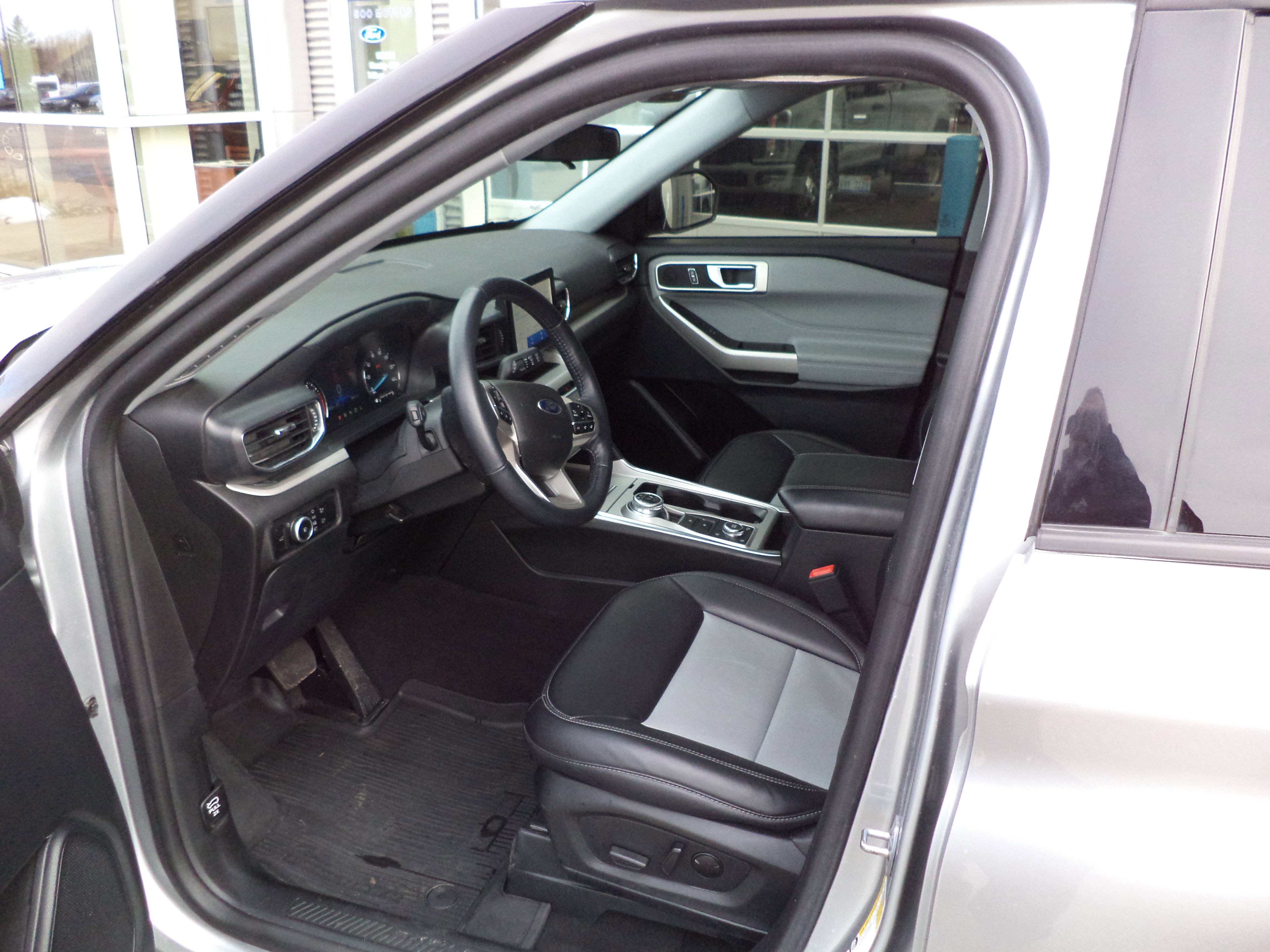 Used 2023 Ford Explorer XLT w/ Equipment Group 202A image 2