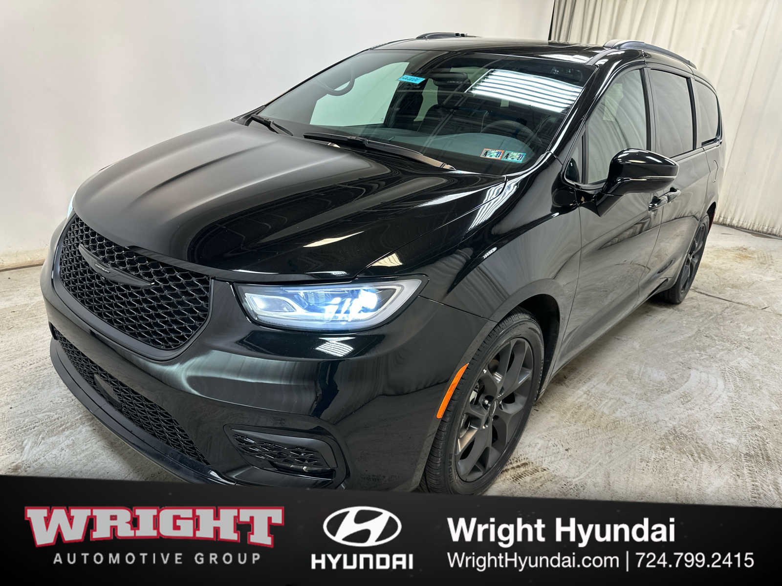 Used 2025 Chrysler Pacifica Limited image 3