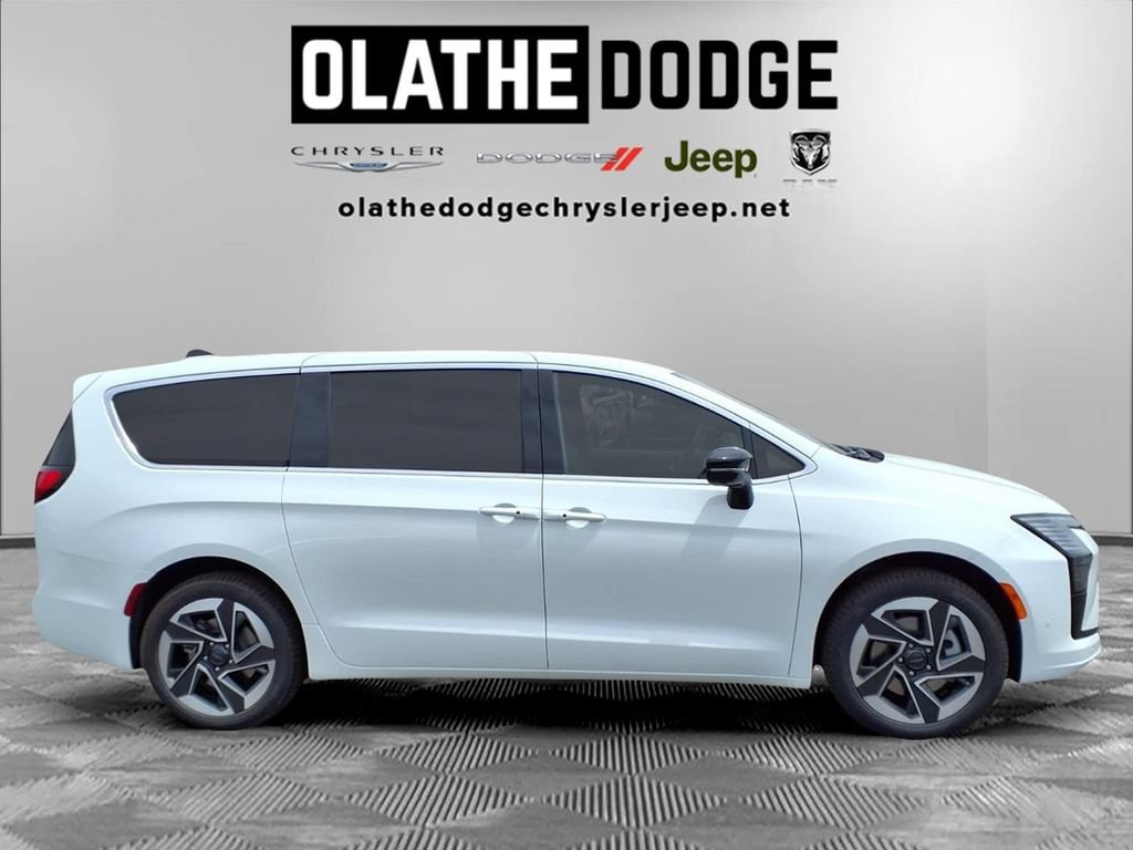 New 2027 Chrysler Pacifica Limited w/ Family Tech Group AWD/4WD image 30