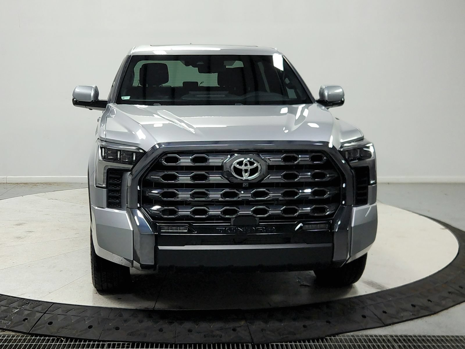 Used 2025 Toyota Tundra Platinum AWD/4WD image 3