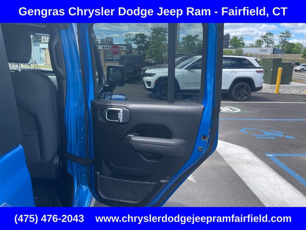 Certified 2025 Jeep Gladiator Sport AWD/4WD image 18