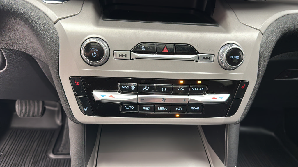 Used 2023 Ford Explorer XLT w/ Equipment Group 202A AWD/4WD image 18