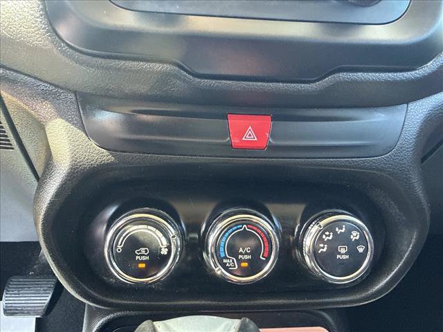Used 2017 Jeep Renegade Altitude FWD image 10