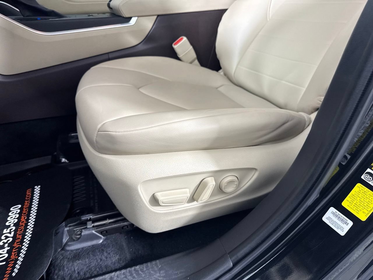 Used 2022 Toyota Highlander XLE FWD image 24