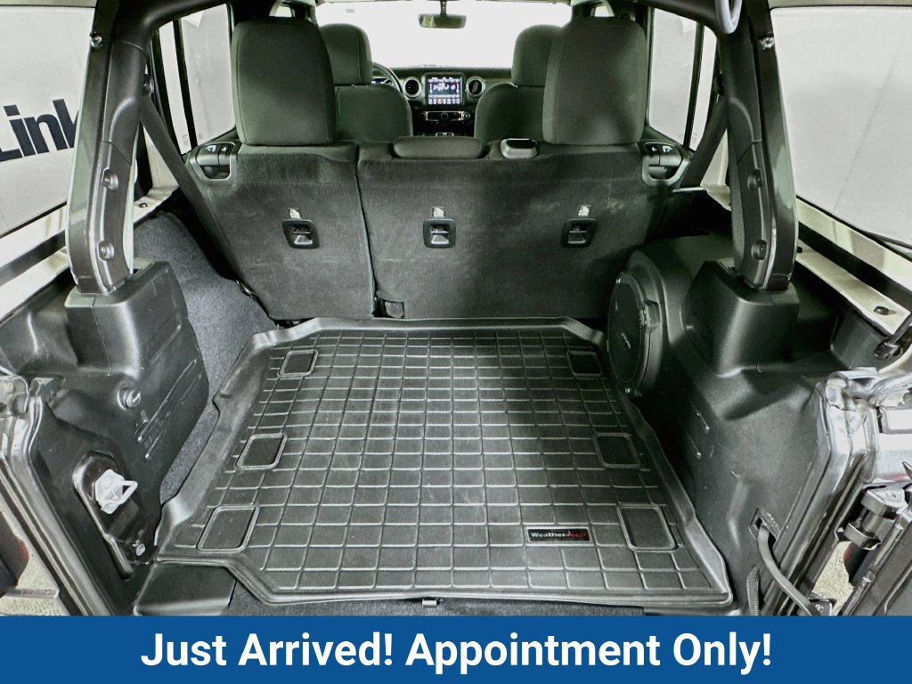 Used 2018 Jeep Wrangler Unlimited Sahara AWD/4WD image 30