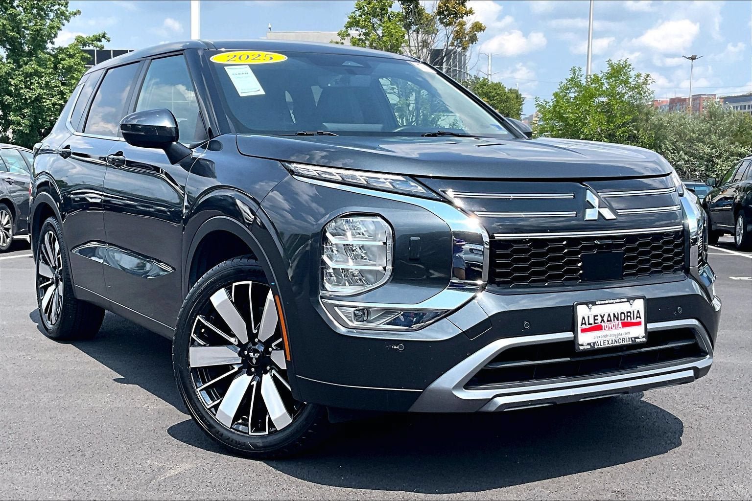Used 2025 Mitsubishi Outlander SE AWD/4WD image 2