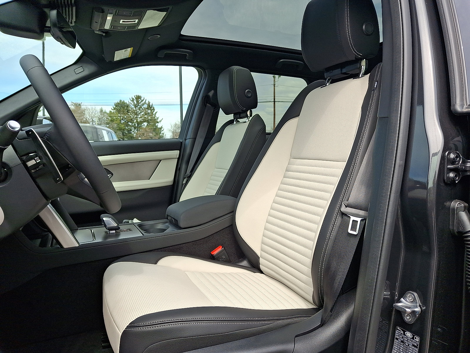 New 2026 Land Rover Discovery Sport Landmark image 3