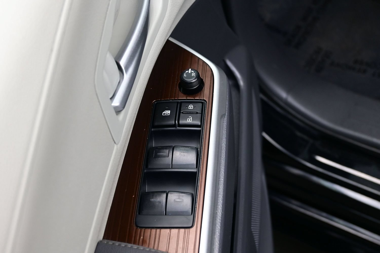 Used 2024 Toyota Sienna XLE FWD image 10