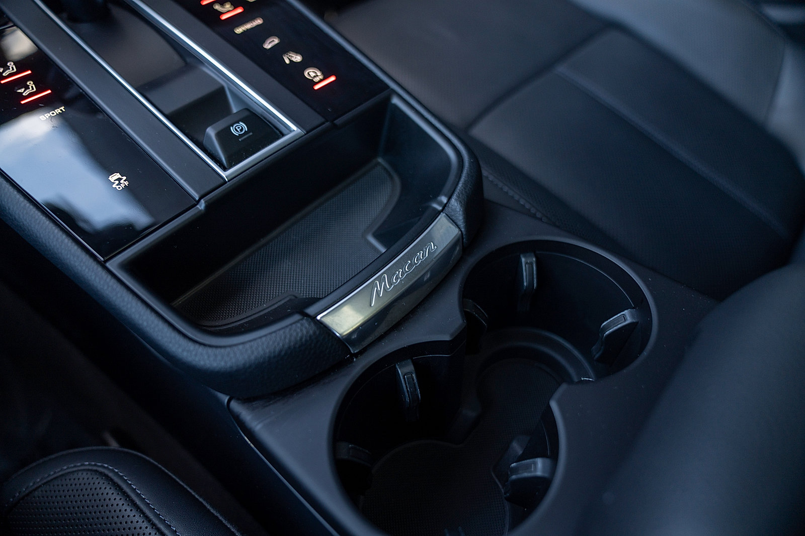 Certified 2025 Porsche Macan Turbo AWD/4WD image 15