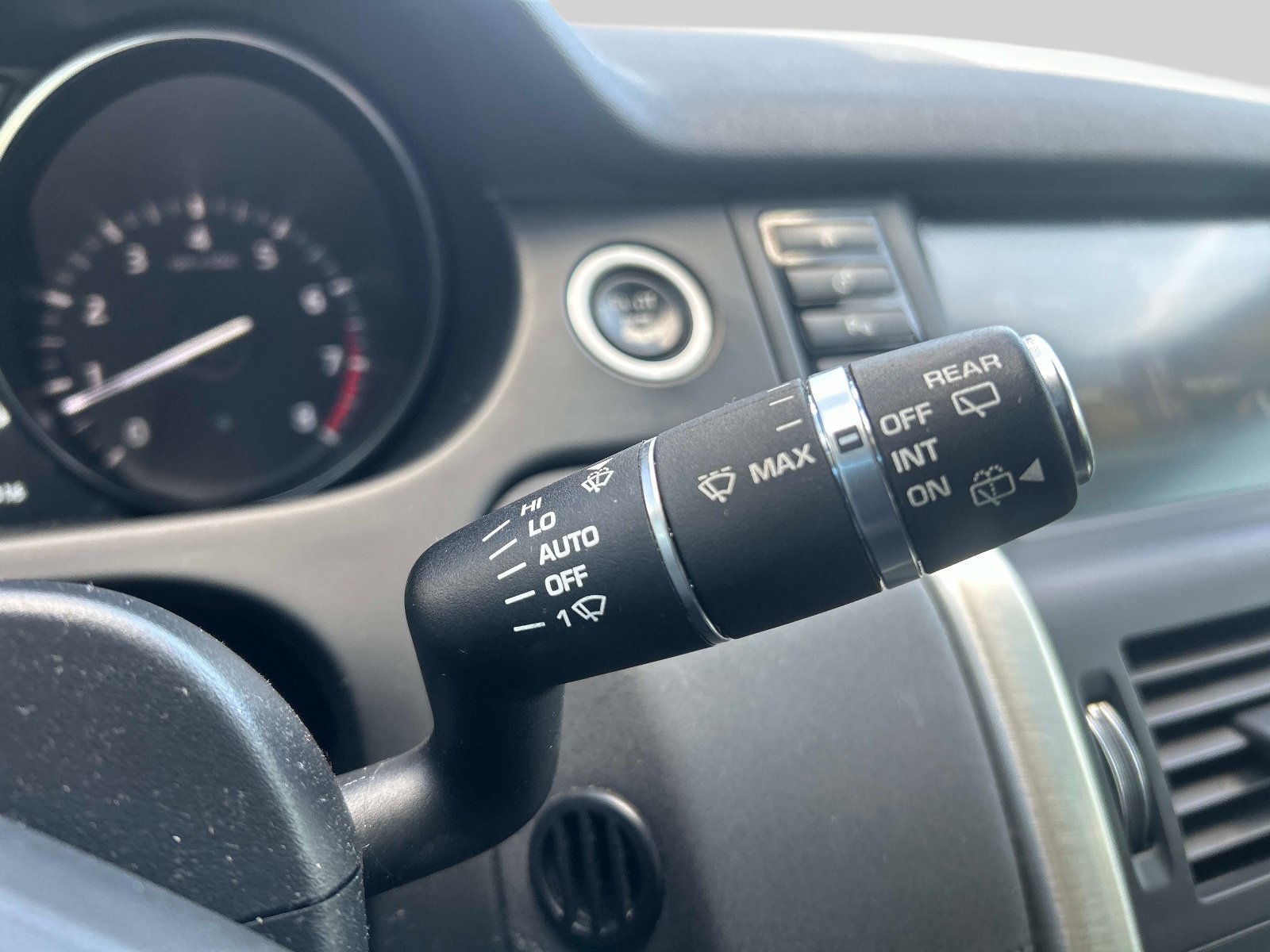 Used 2018 Land Rover Discovery Sport SE AWD/4WD image 25