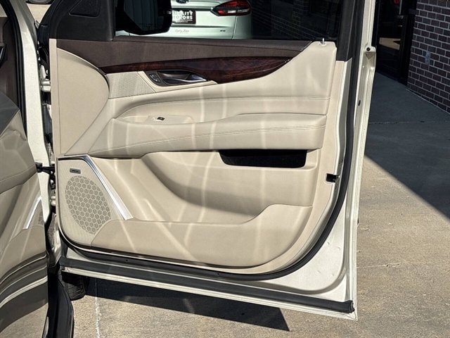 Used 2016 Cadillac Escalade Luxury AWD/4WD image 23