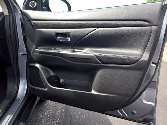 Used 2016 Mitsubishi Outlander GT AWD/4WD image 29