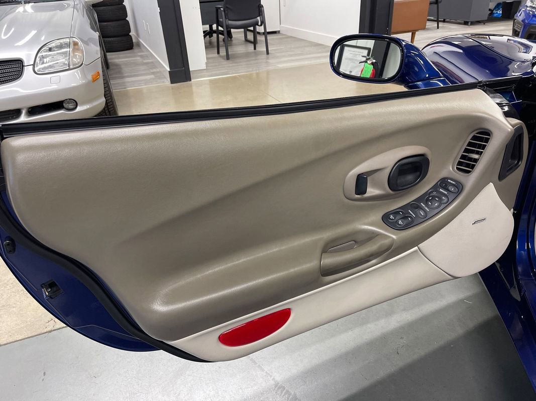 Used 2004 Chevrolet Corvette Coupe w/ Preferred Equipment Group image 29