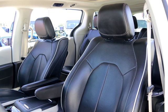 Used 2022 Chrysler Pacifica Limited w/ Uconnect Theater Family Group image 11