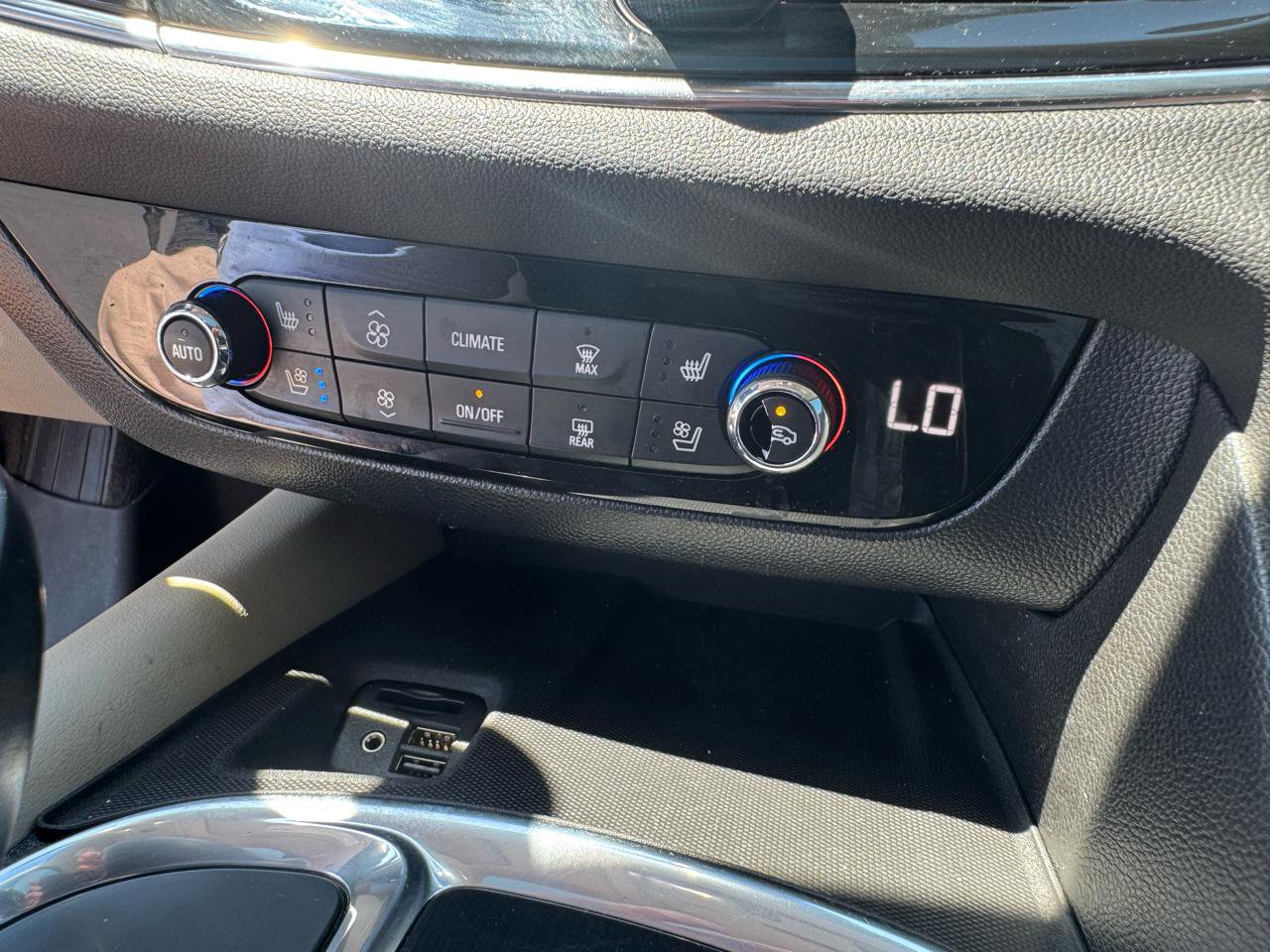 Used 2020 Buick Enclave Premium w/ Sun and Sites Package FWD image 31