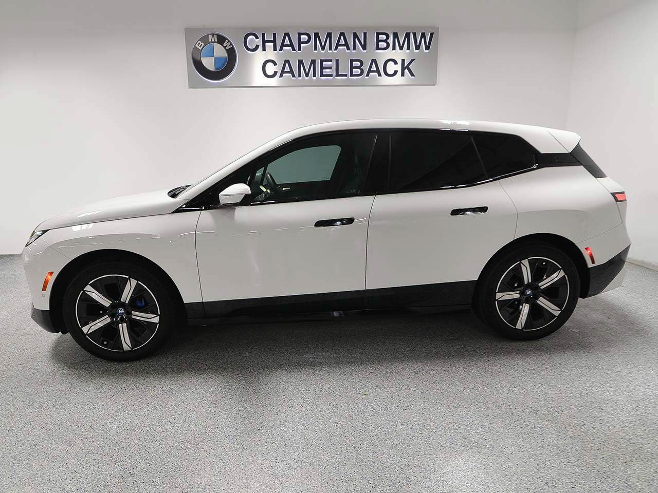 Used 2024 BMW iX xDrive50 w/ Premium Package AWD/4WD image 3
